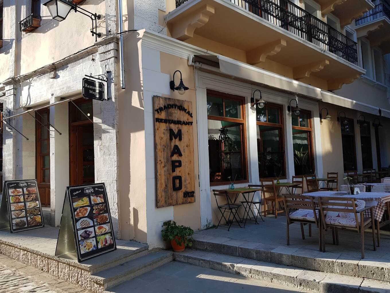 Mapo es un encantador restaurante familiar situado en la plaza principal del casco antiguo. Este lugar acogedor y acogedor ofrece una experiencia culinaria única, fusionando modernidad con tradición en un ambiente agradable y relajante.